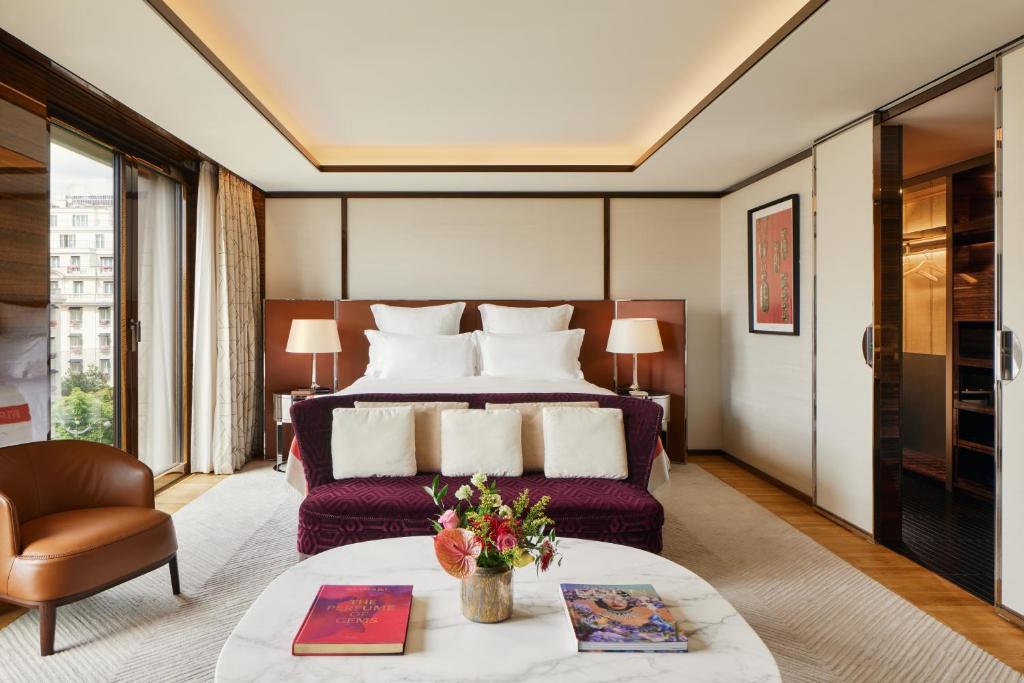 Postel nebo postele na pokoji v ubytování Bvlgari Hotel Paris