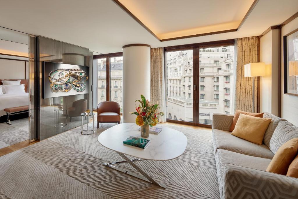 Postel nebo postele na pokoji v ubytování Bvlgari Hotel Paris