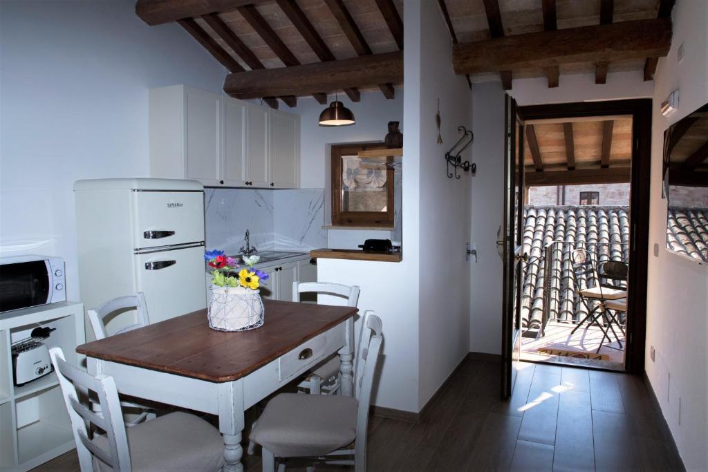 Kuchnia lub aneks kuchenny w obiekcie Residenza Porta Perlici Assisi Apartment
