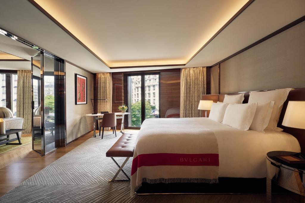 Postel nebo postele na pokoji v ubytování Bvlgari Hotel Paris