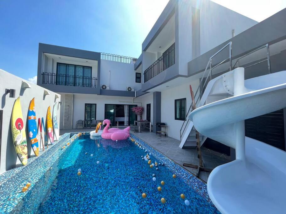 - une piscine avec un flamingo rose dans une maison dans l'établissement Black Pearl Villa Wongamat, à Pattaya (nord)