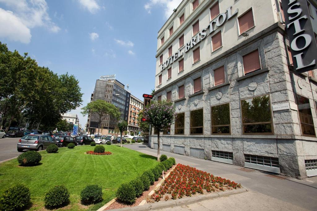 um edifício com um relvado em frente a um edifício em Hotel Bristol em Milão
