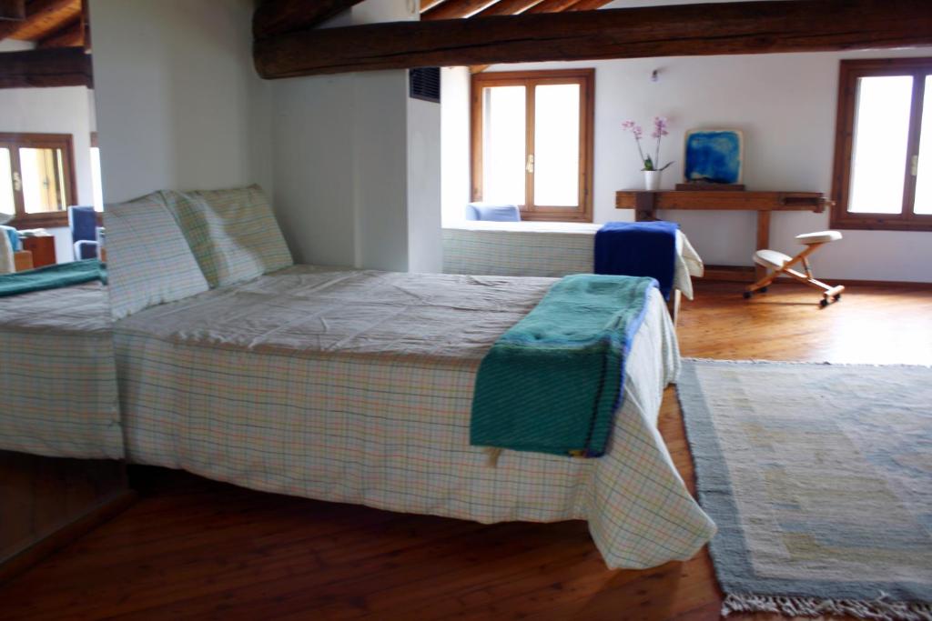 1 Schlafzimmer mit 2 Betten in einem Zimmer in der Unterkunft B&B Allo Spizzo in Valstagna