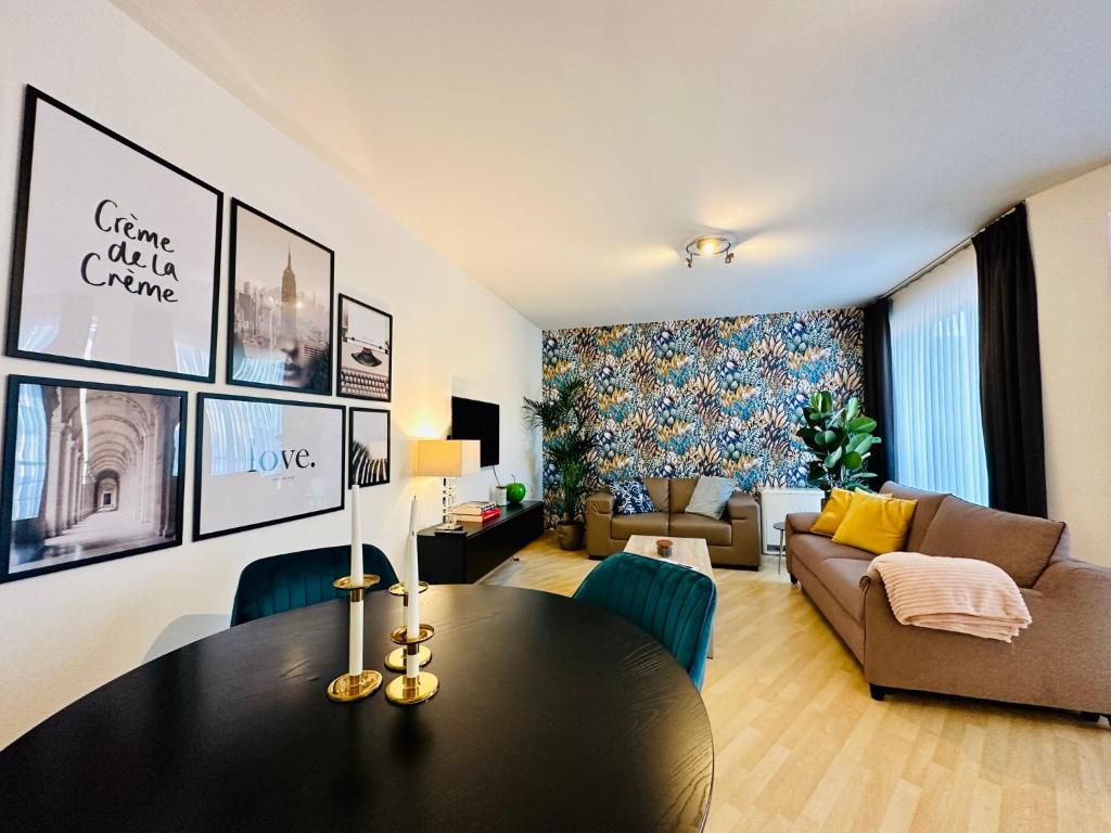 sala de estar con mesa y sofá en Urbanstay Suites Apartment In Charming Sablon, en Bruselas