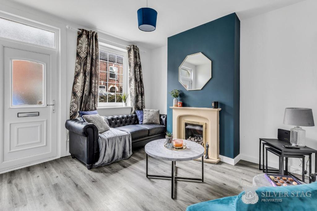 salon z kanapą i kominkiem w obiekcie Stylish 2 Bed Home Perfect for Families & Work Stays w mieście Church Gresley
