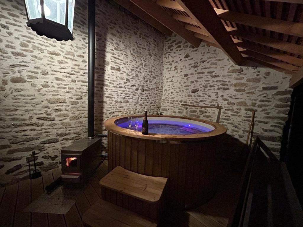 una gran bañera de hidromasaje en una habitación con fogones en Gite La Fileuse, en Saint-Plantaire