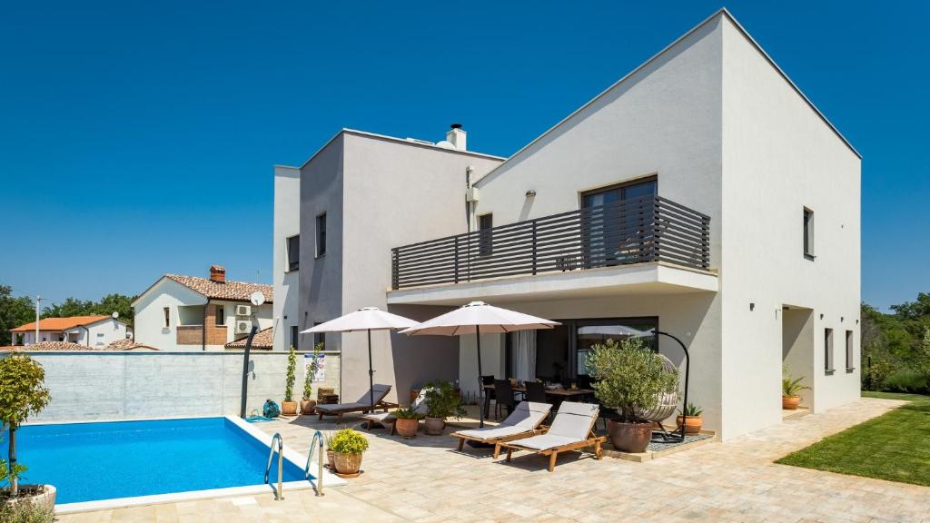 Villa Leonardo by Villas Holiday