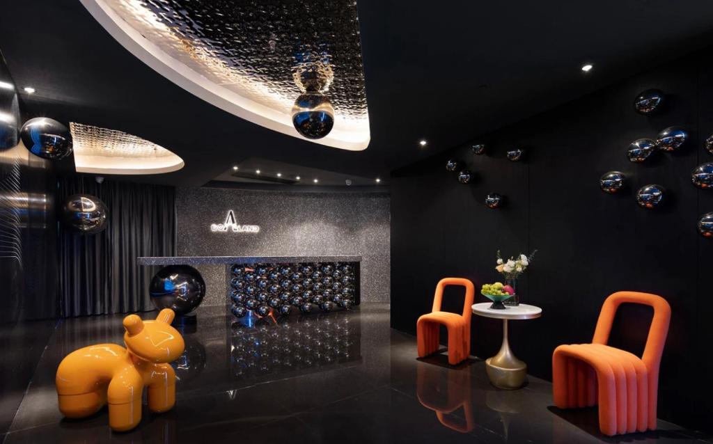 長沙市にあるDoaland BF Hotel, Wuyi Plaza IFSのオレンジの椅子とワインセラーが備わる客室です。