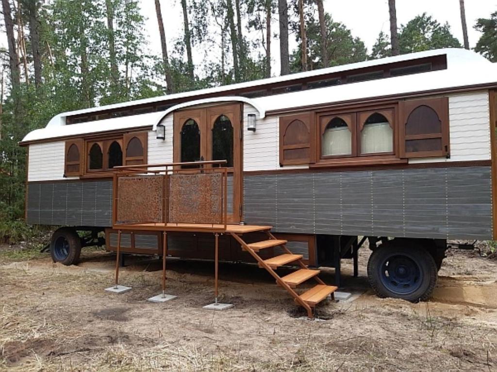 an old rv with a porch and a ladder at Zigappo Orientale in Lychen