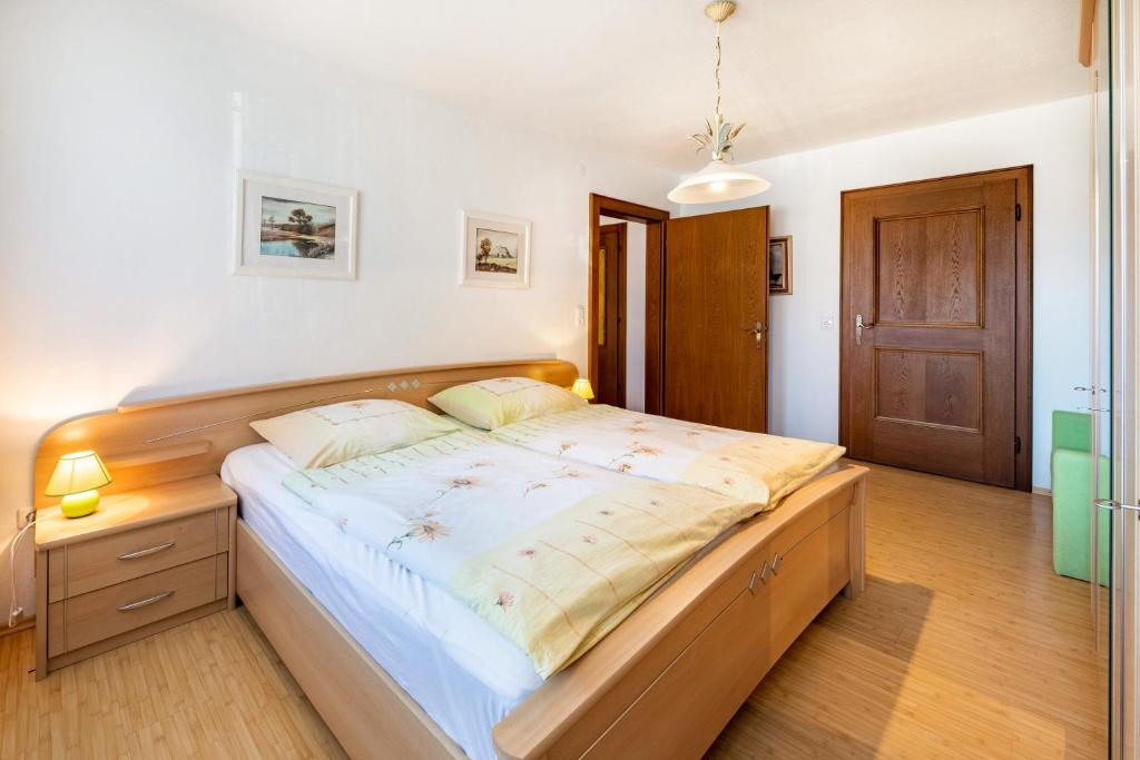 Postel nebo postele na pokoji v ubytování Ferienwohnung im Haus Stöckl