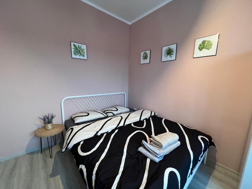 een slaapkamer met een bed met een zebradeken bij Coroama'S House in Iaşi