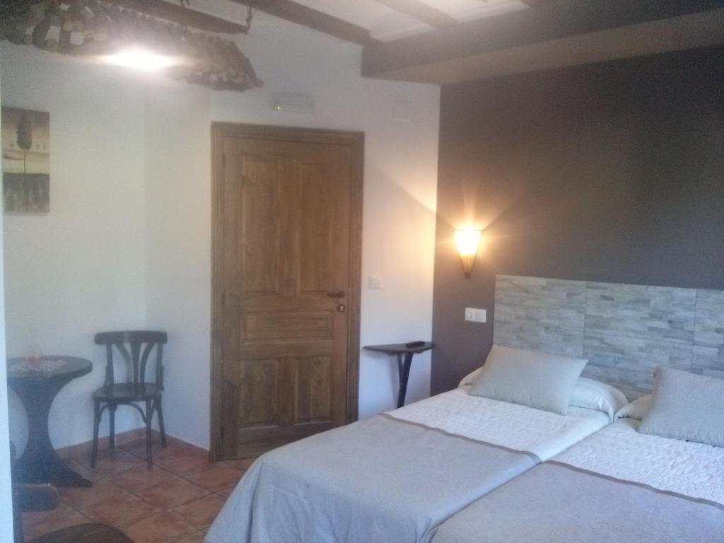 Postel nebo postele na pokoji v ubytování Hostal Suetxe