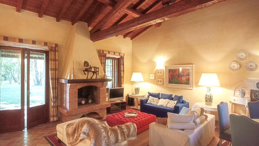 un soggiorno con divano blu e camino di La casetta nel bosco a Mantova