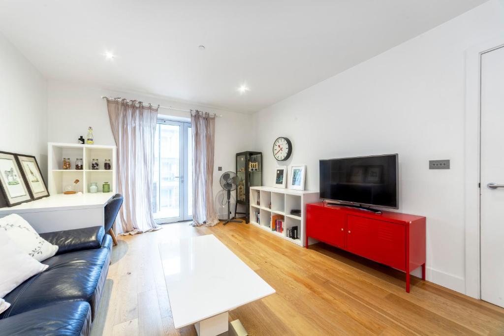 Fotografie z fotogalerie ubytování Spacious Modern 3 BR Apt w Balcony, Woolwich v destinaci Woolwich