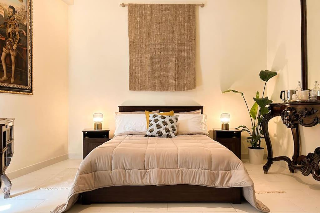 ein Schlafzimmer mit einem großen Bett mit zwei Nachttischen in der Unterkunft Casa Vacanze Fabiola in Castellammare di Stabia