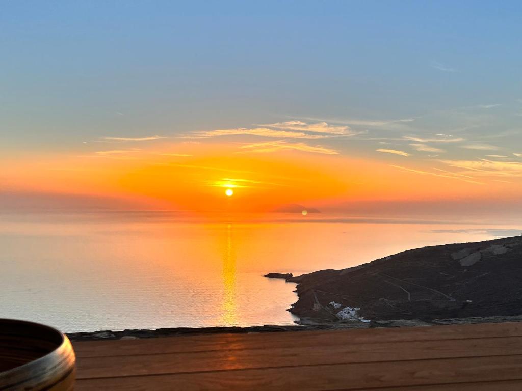 a sunset over a body of water with the sun in the sky at Casa Ostria in Istérnia
