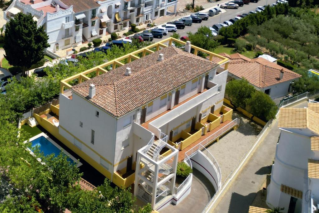 une vue aérienne sur une maison avec un toit dans l'établissement Kione Villamar, à Alcossebre