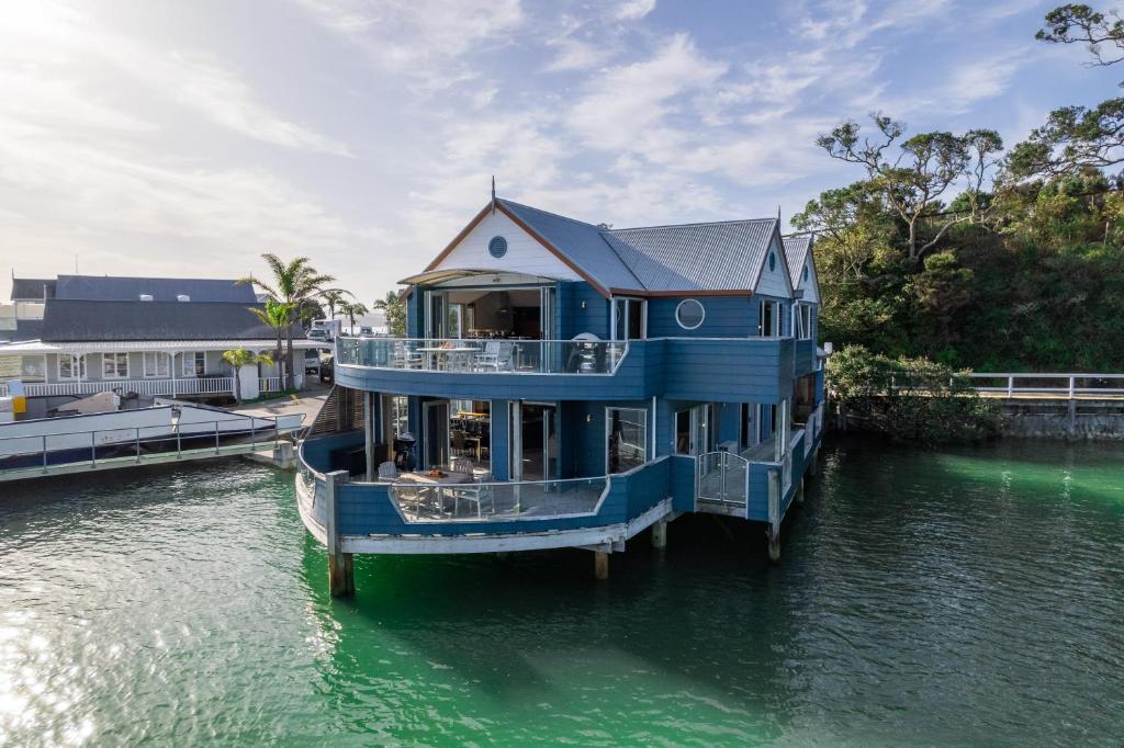 OpuaにあるBay of Islands Apartment On The Water- The Bridgeの水上の船上の青い家