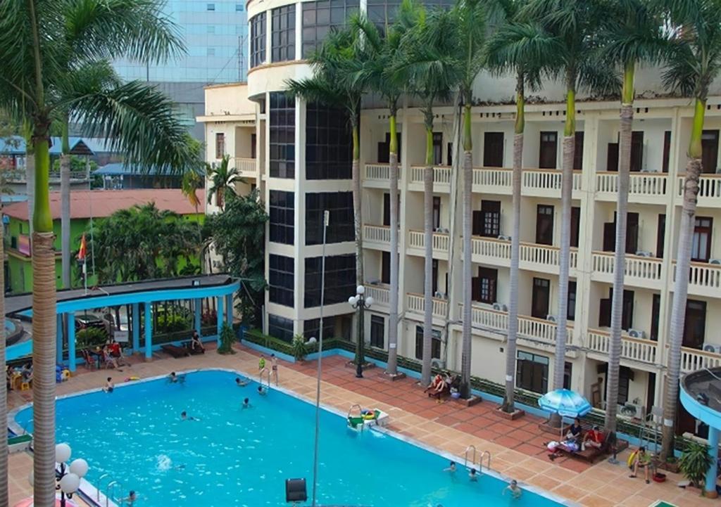 una vista aérea de una piscina frente a un edificio en Kim Liên - Số 7 Đào Duy Anh - by Bay Luxury Hotel, en Hanói