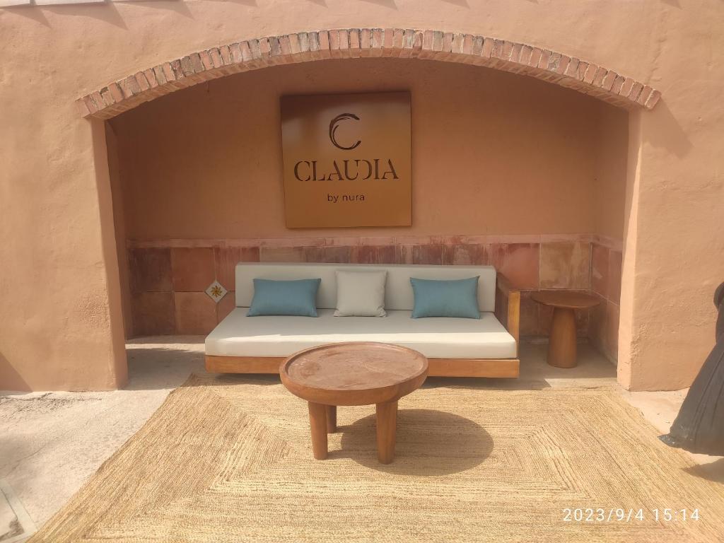 een slaapkamer met een bed en een tafel in een kamer bij Claudia by Nura in Campos
