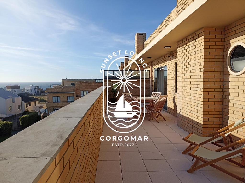 - un panneau indiquant un balcon avec un bateau dans l'établissement Sunset Lounge CorgoMar, à Lavra