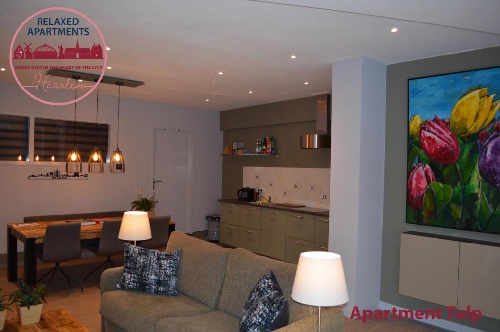 un soggiorno con divano e una cucina di Relaxed Apartments Haarlem a Haarlem