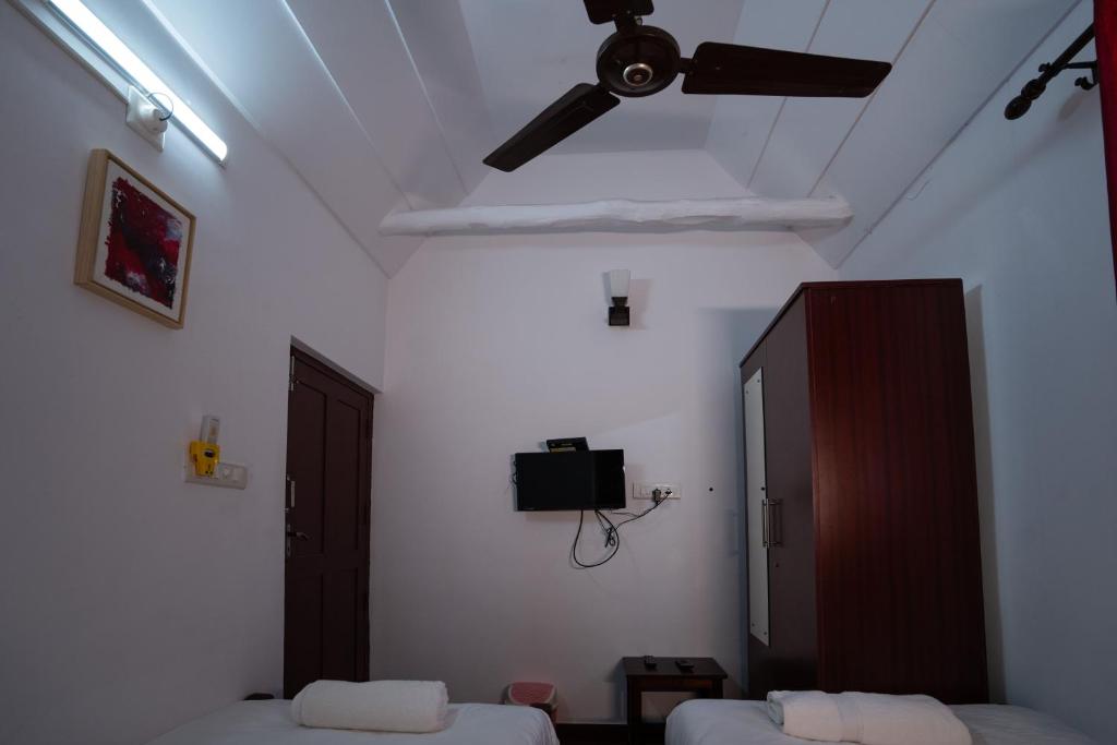 TV a/nebo společenská místnost v ubytování Anamala Serenity Homestay Kerala