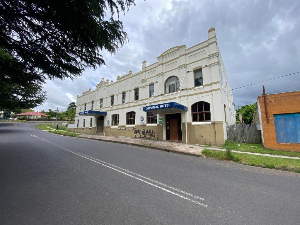 un edificio bianco sul lato di una strada di Historic Pub Accommodation- En-suites - Shared Bathroom Double Rooms - Shared Bathroom Twins a Portland