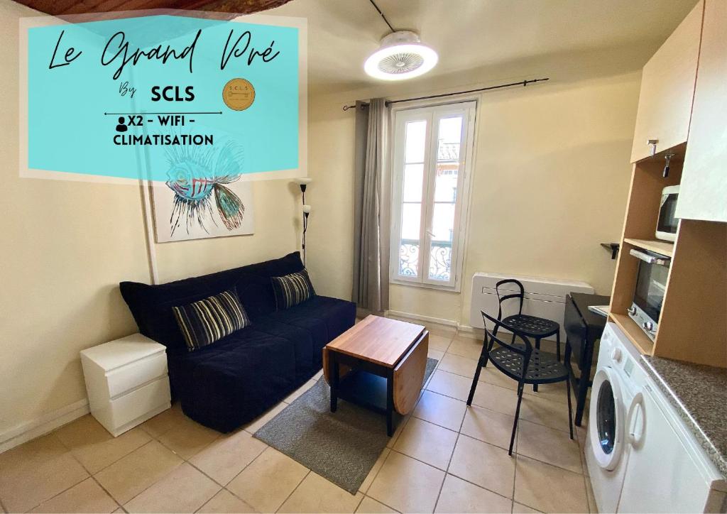 een woonkamer met een bank en een tafel bij Le Grand Pré By SCLS Locations in Cannes