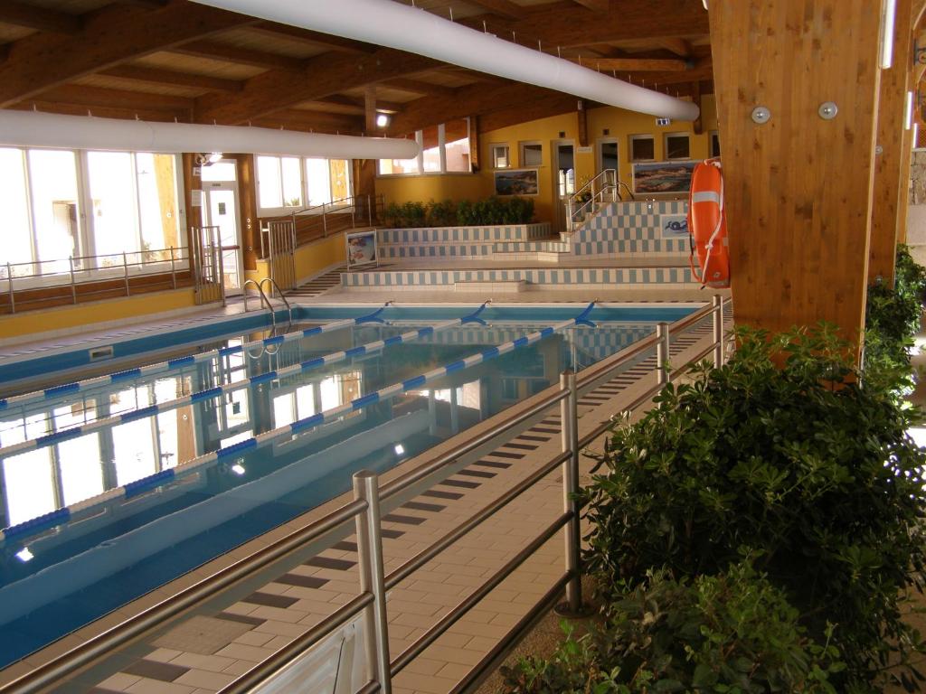 The swimming pool at or close to LE NEREIDI Hotel & Residence con Piscina-Tennis-Fitness-Parcheggio coperto-Sala Conferenze