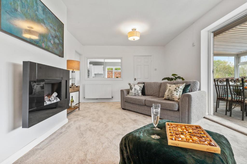 Et opholdsområde på Modern 3 Bedroom Bungalow with Style & Comfort in Leicestershire