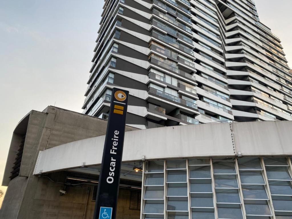 um edifício alto com uma placa de rua em frente em VN Oscar Freire - O Melhor de Pinheiros em São Paulo