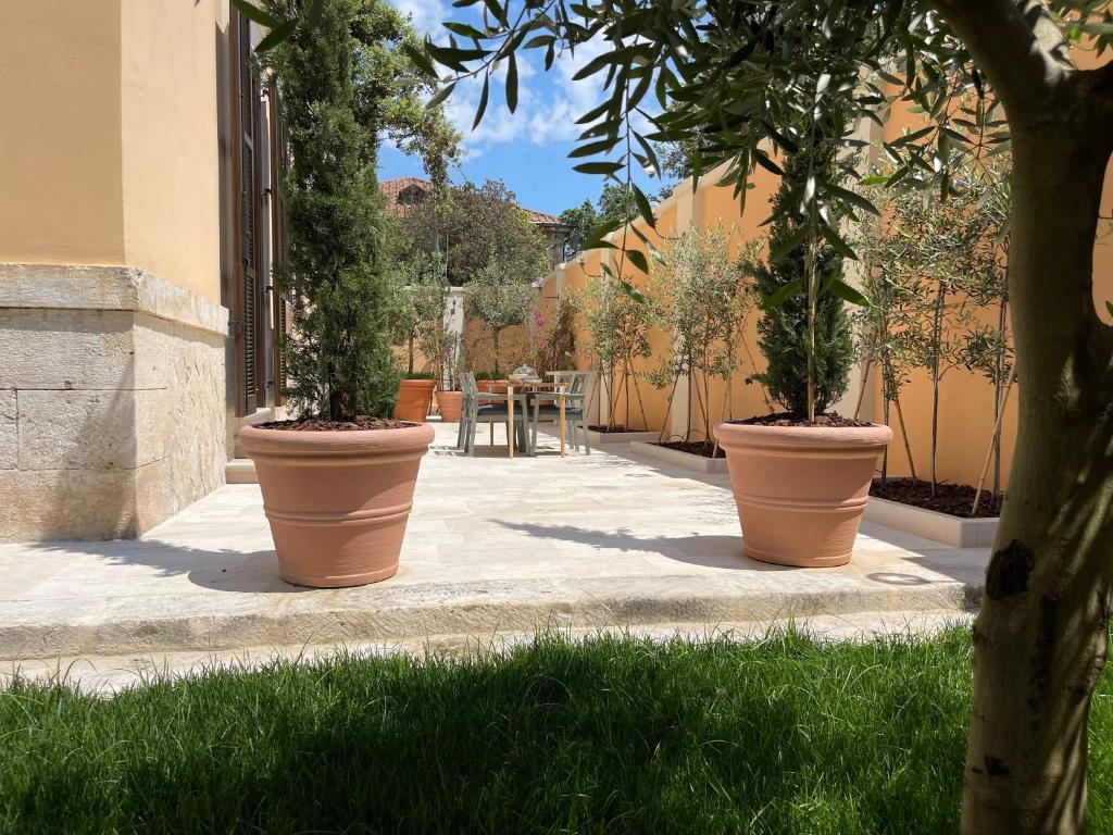 Aed väljaspool majutusasutust Palazzo Pitagora