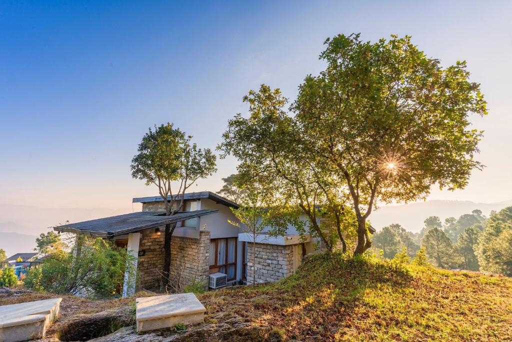 une maison sur une colline avec un arbre dans l'établissement Seed At Queens Meadows, Ranikhet, à Rānīkhet