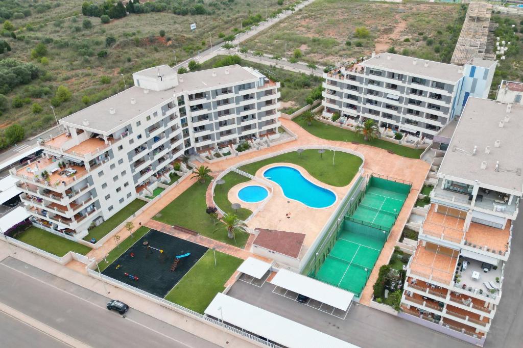 eine Luftansicht eines Apartmentkomplexes mit einem Pool in der Unterkunft Kione Torresblancas in Torrenostra