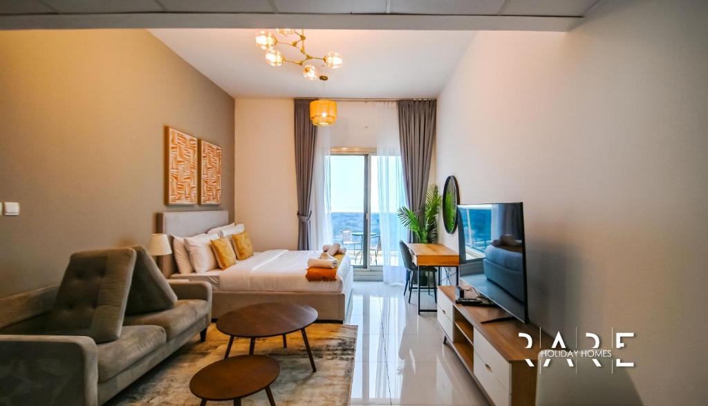Posezení v ubytování RARE Holiday Homes - Golf Course View - Elite Residences - R1303 - Dubai Sports City