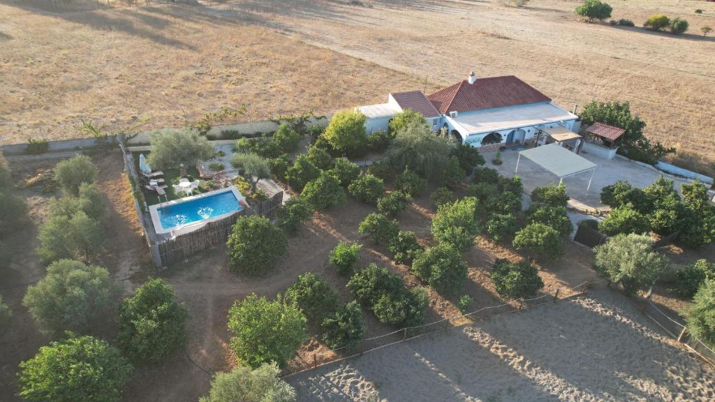 eine Luftansicht eines Hauses mit Pool in der Unterkunft VILLA LOS ARCOS in Málaga