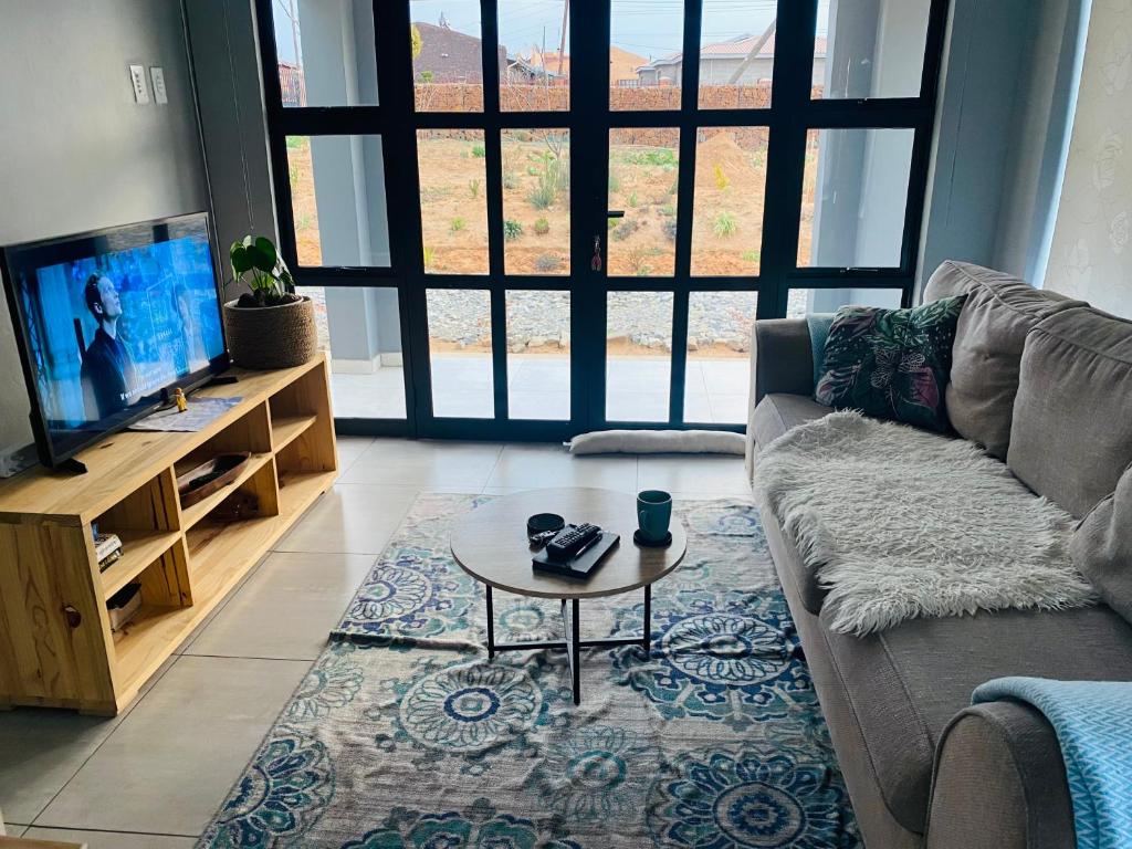 sala de estar con sofá y mesa de centro en Pule's Home en Maseru