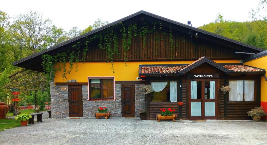 una pequeña casa de color amarillo en Mille e una notte, en San Severino Lucano