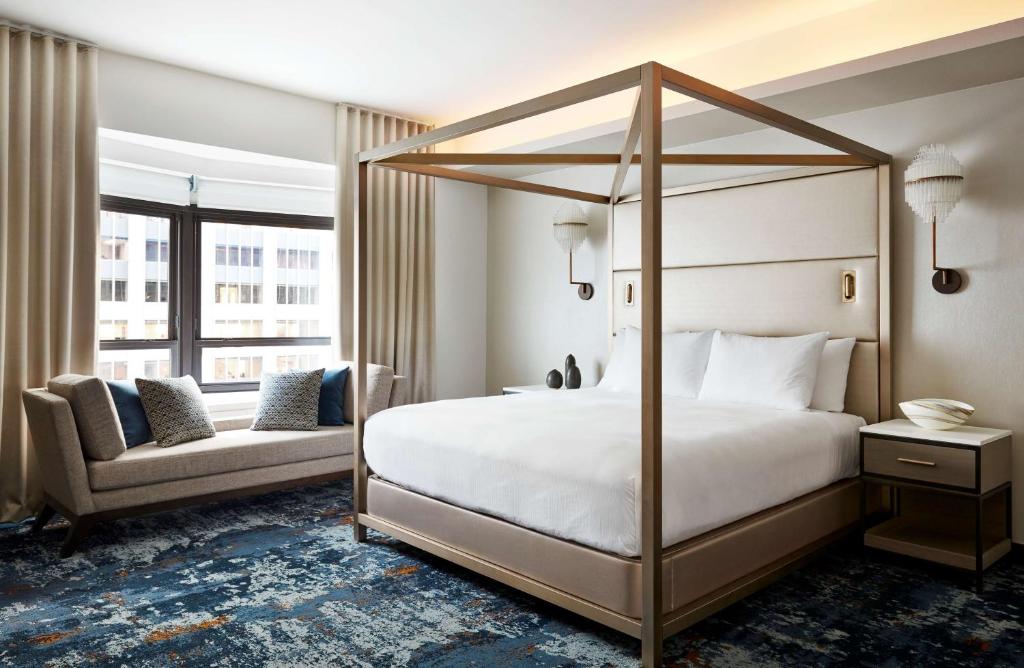 New York Hilton Midtown - Presidential Corner Suite 1 King With Sofa Bed