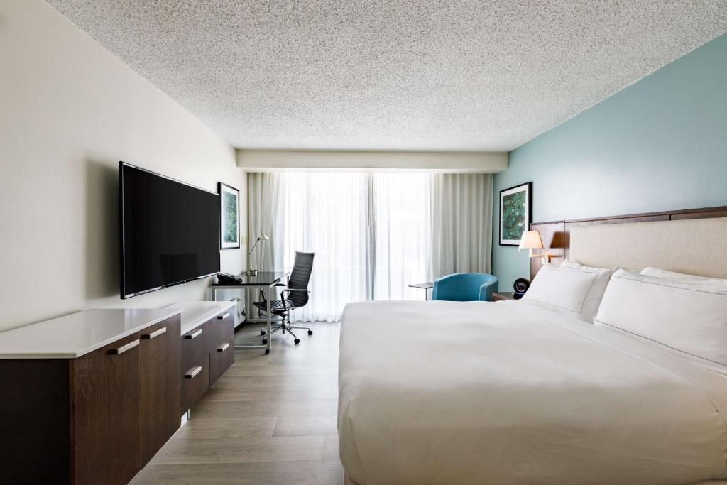 TV a/nebo společenská místnost v ubytování DoubleTree by Hilton San Juan