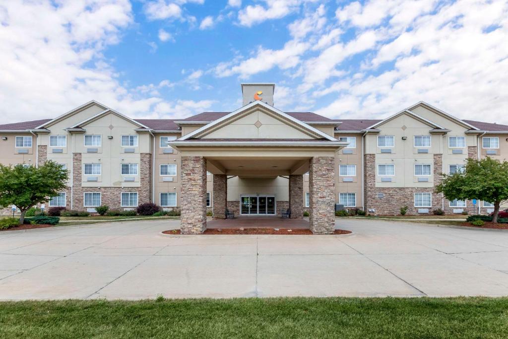un gran edificio de apartamentos con una gran entrada en Comfort Suites, en Cedar Falls