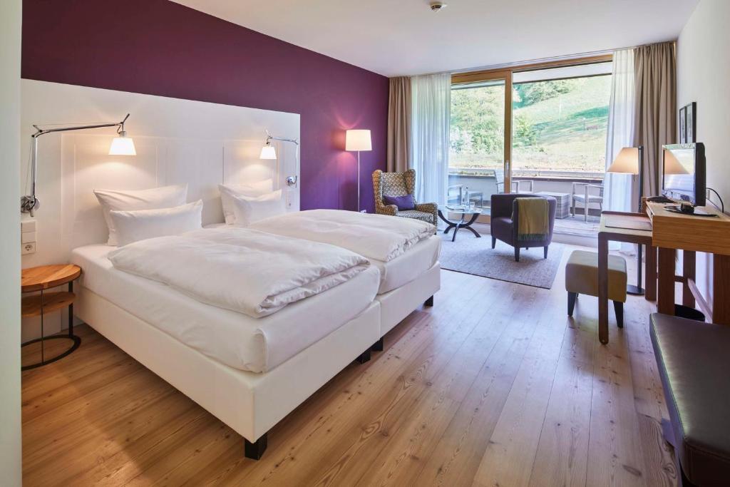 Postel nebo postele na pokoji v ubytování Hotel Therme Bad Teinach