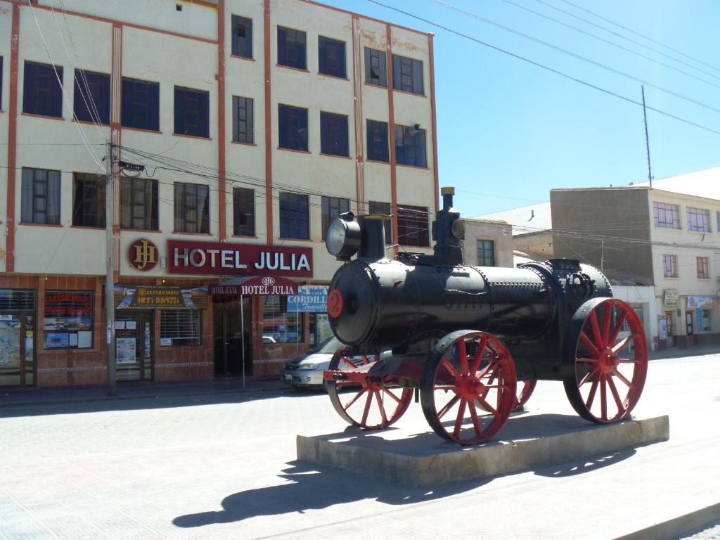 una estatua de un motor de fuego en una calle en Hotel Julia, en Uyuni