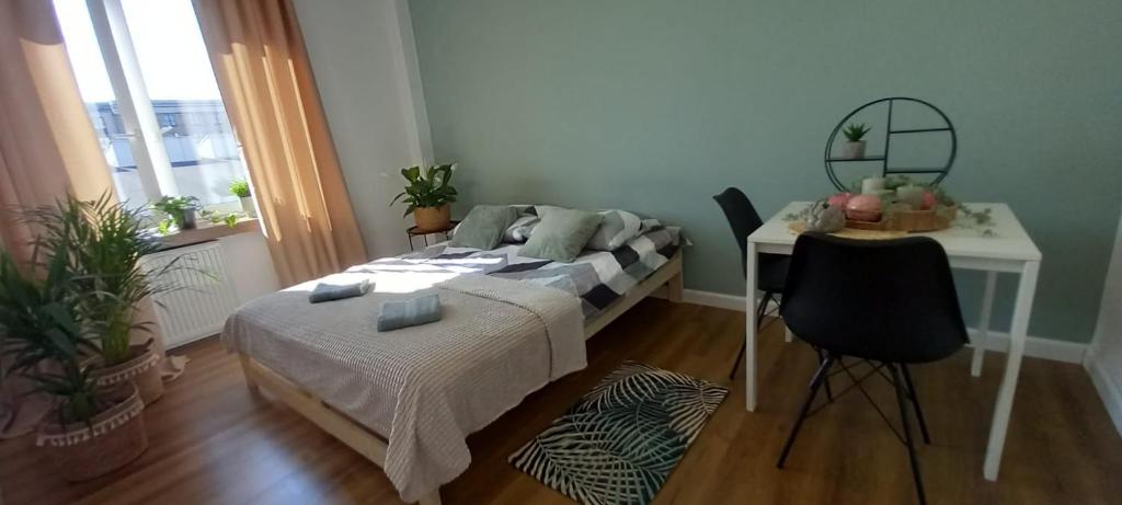 1 dormitorio con cama y escritorio con espejo en Eloft Żelazna en Varsovia