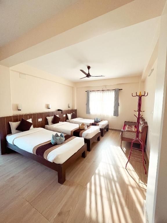Rúm í herbergi á Pokhara Tourist Home