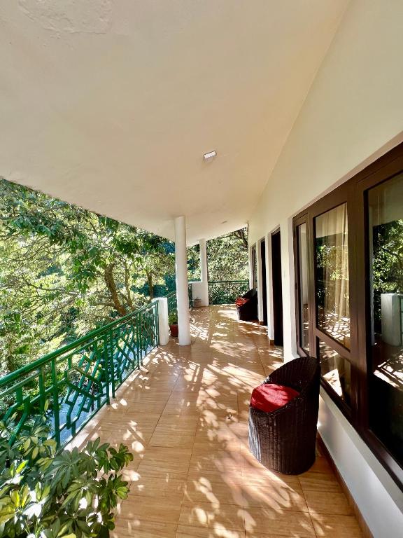 Balcone o terrazza di Sea Hawk - Luxury Hill Resort 4 mins from Bhimtal Lake