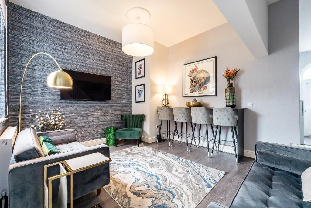 uma sala de estar com uma parede de tijolos em Host & Stay - The Kensington Townhouse em Liverpool