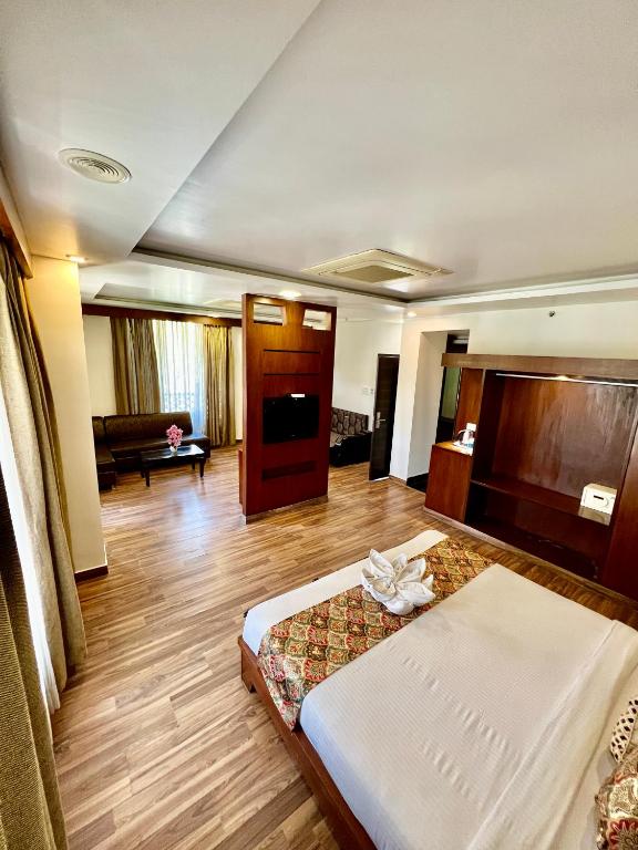 Letto o letti in una camera di Sea Hawk - Luxury Hill Resort 4 mins from Bhimtal Lake