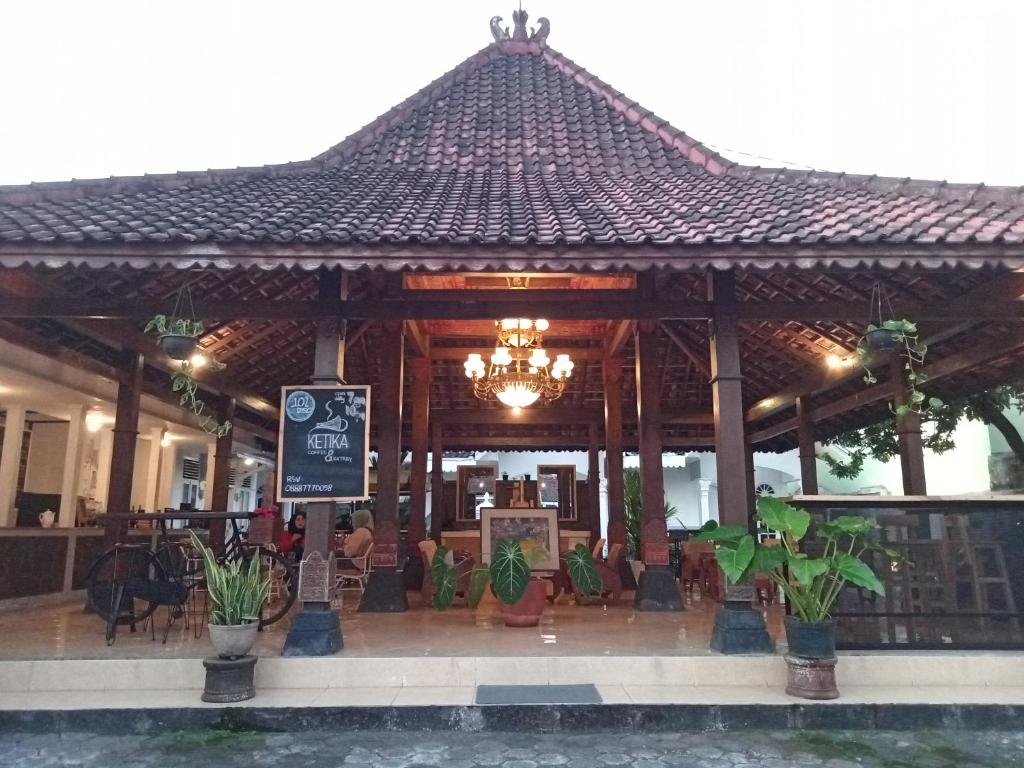 a building with a restaurant with a chandelier at HASTOSTAY @suryodiningratan in Timuran